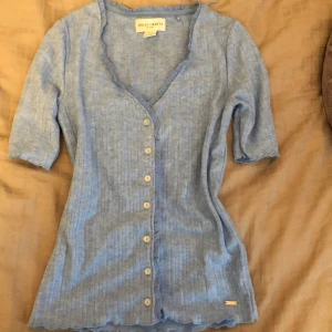 Tröja - Säljer denna tröjan då den tyvärr inte alls kommit till någon användning💕 skriv om ni är intresserade, passa på idag när det är fri frakt att köpa ! 