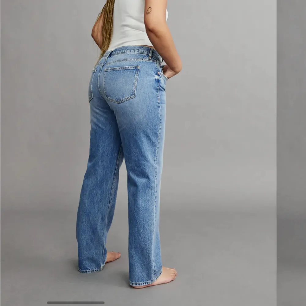 Säljer dessa jeans från Gina Tricot i storlek 32. Modellen heter low straight jeans. Säljer för 300 + frakt . Jeans & Byxor.