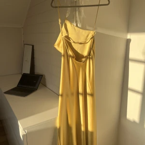 Gul långklänning  - En gul långklänning från Zara som aldrig är använd utan bara testad. Den påminner mycket om den i ”how to loose a Guy in 10 days”. 