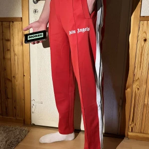 Palm Angels byxor röda - Aldrig använda, storlek M, påse och taggar medföljer.