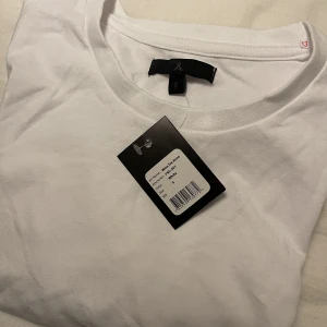 Två vita t shirtar - Två basic t-shirtar från Åhléns. Ena helt ny den andra har jag använt typ två gånger. 