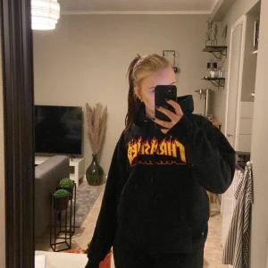 Thrasher hoodie - Thrashier hoodie i storlek S. Jag är M men passar på mig bara lite tightare.