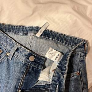 Mid waist jeans från weekday i modellen dash. Storlek 25/30. Säljs pga för små vid höfterna. Nyskick trots använda, bra kvalite. Hör av dig vid frågor.