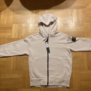 Stine island zip hoodie. - Aldrig använd, aldrig tvättad. Säljer pågrund av att den sitter för thight. Hann aldrig lämna tillbaks den efter jag köpte den därför säljer jag den här. Det är M. Köptes för 3299kr. Vid prisförslag och frågor är det bara att höra av sig.