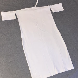 Klänning - Vit kort klänning från asos som aldrig använts och har lapp kvar! Längden är 67cm 🤍