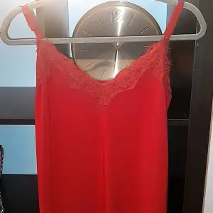 Skön röd linne till salu✨Bra skick✨ storlek S