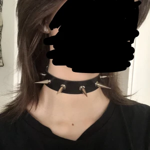 Nithalsband/spikhalsband - Svart halsband med nitar. Den kan justeras på längden precis som ett skärp. Skriv om du har frågor eller vill ha fler bilder! FRI FRAKT ENDAST IDAG!! 