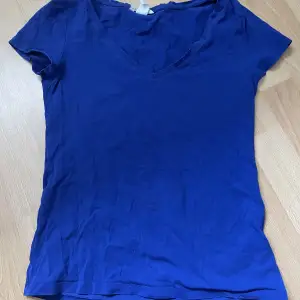 En gullig v ringad blå tshirt. Säljer pga att jag inte använder den. Storlek S/M från hm. Köparen står för frakt💞
