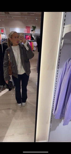 Bootcut jeans  - Säljer mina svarta bootcut jeans från Gina Tricot då jag köpt ett par andra som jag gillar mer, dem är lite urtvättade så dom är inte helt svarta, jag har storlek 38 och de sitter bra och är bra i längden, är många intresserade så blir det budgivning 