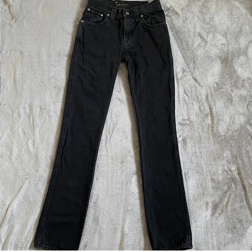 Straight midwaisted nudie Jeans i w27/l34 men små i storleken!!🫶🏼. Jeans & Byxor.