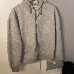 Kofta  - Fin tjocktröja från Gina barnavdelning, använd men i fint skick, barn storlek men passar xs/s 