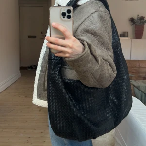 Svart väska NA-KD  - Så snygg vardagsväska från NA-KD! helt slutsåld ❤️‍🔥❤️‍🔥❤️‍🔥 nypris: 769kr