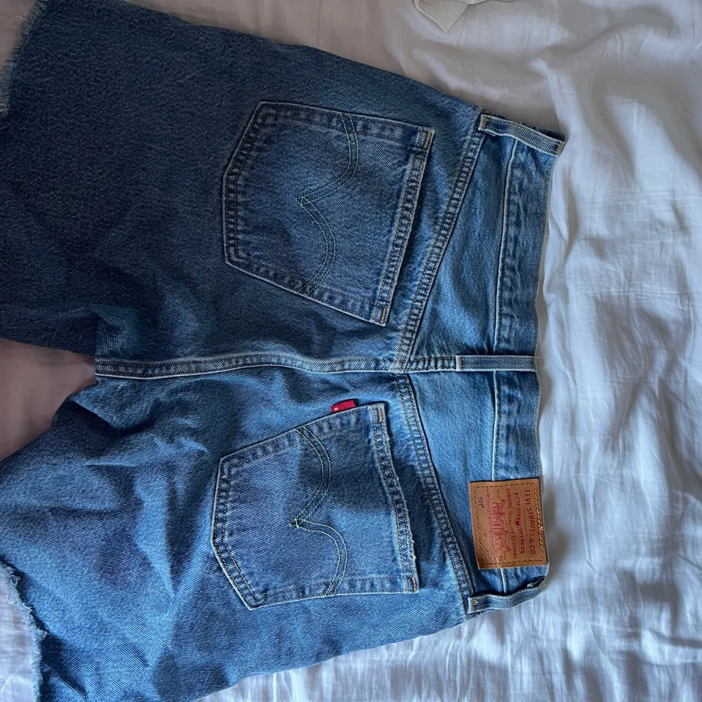 Levis shorts, aldrig använda. . Shorts.