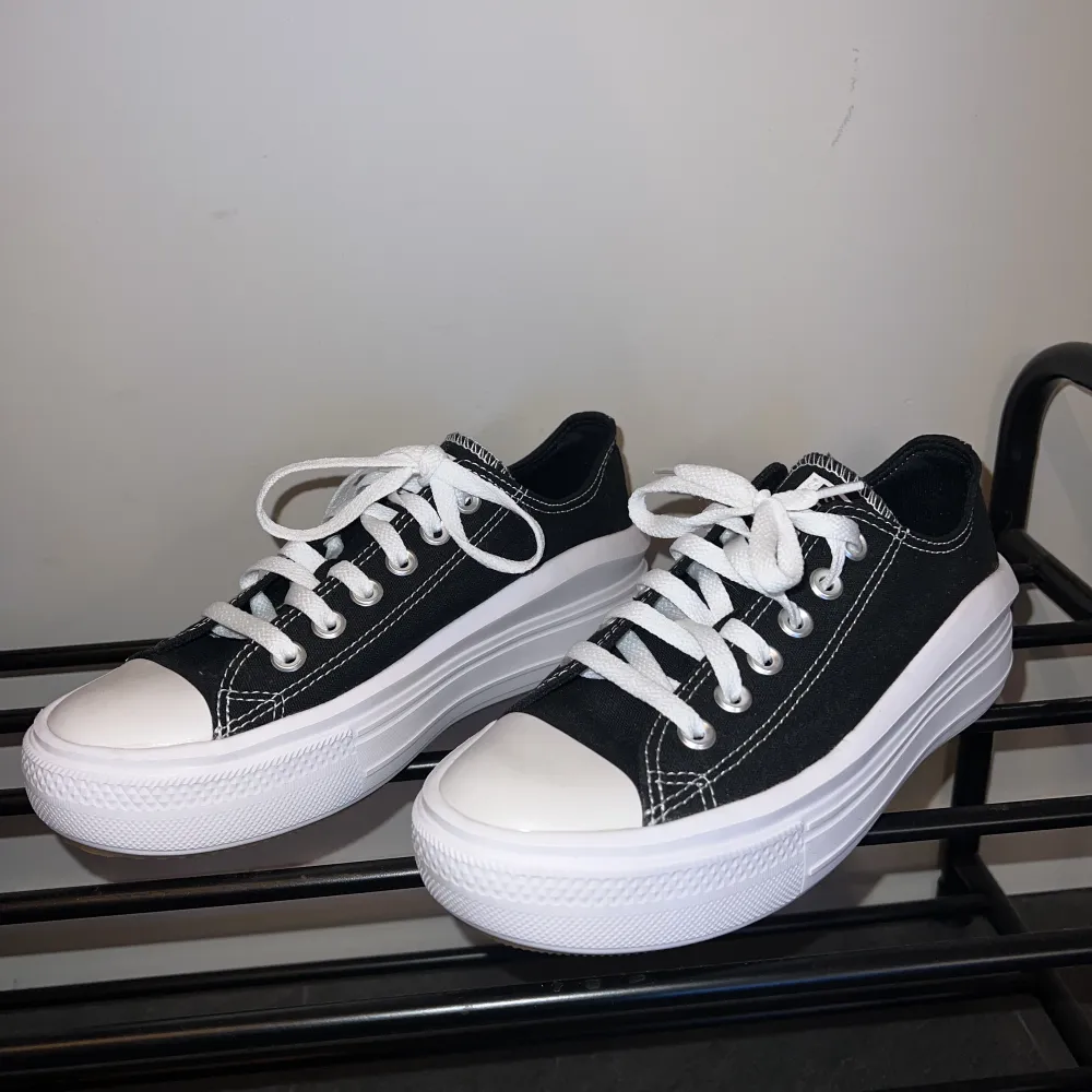 Helt oanvända sneakers från Converse med platå i strl 38  Nypris ca 800kr. Skor.