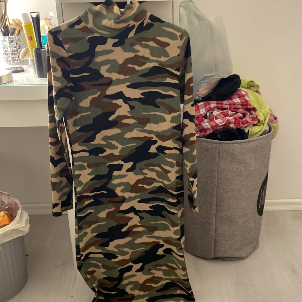 Militärmönstrad klänning från Gina tricot i storlek Xs, mer som en S. Skönt material och relativt tunn. Den har hög hals/nacke och är långärmad. 35kr+frakt. Klänningar.