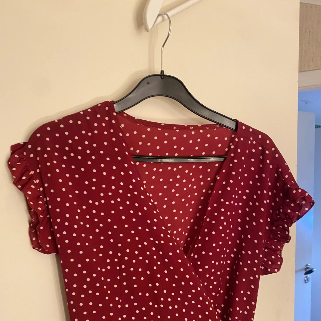 Vitprickig röd klänning - 90