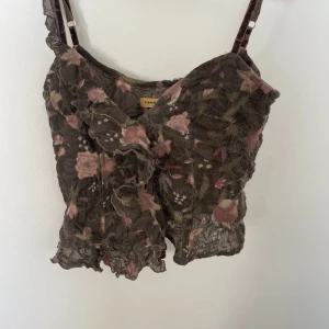 Blommigt linne - Otroligt fint linne som tyvärr är för litet för mig, köpt på second hand men ändå i bra skick. Det står att den är medium men skulle säga att den snarare är xs-s
