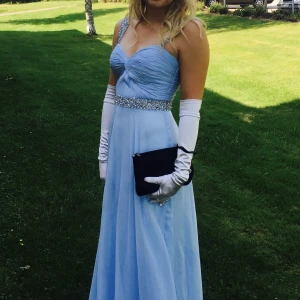 Balklänning - Lägger ut igen, fann den inte så trodde jag hade sålt den💔 storlek small. Ordinarie 3400. Någon enstaka fläck. Använd en gång.