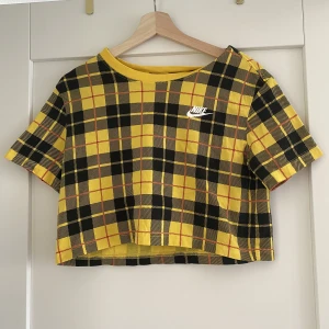 Nike crop top  - Crop top från Nike i bomull. Sparsamt använd, så den har inga defekter.
