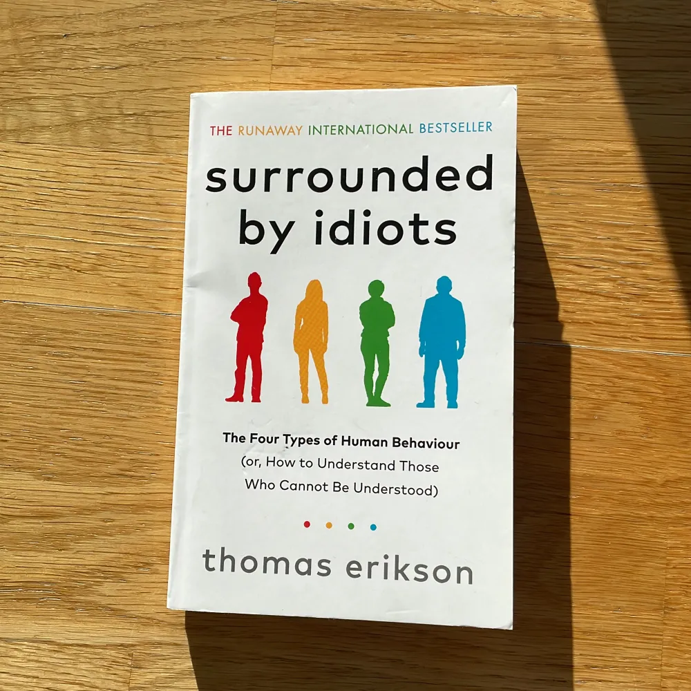 Surrounded by idiots- Thomas Erikson på engelska i pocketformat. Skriv om du har några frågor eller vill ha mer bilder <3. Övrigt.
