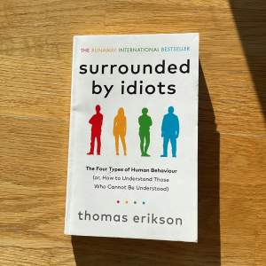Surrounded by idiots- Thomas Erikson på engelska i pocketformat. Skriv om du har några frågor eller vill ha mer bilder <3