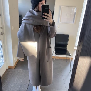 Superfin kappa - Superfin kappa från MQ med medföljande halsduk💕 Använd fåtal gånger!