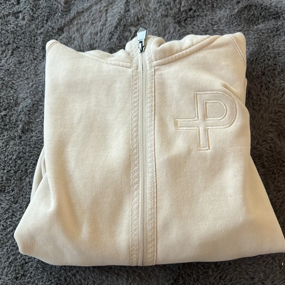 Ny Pelle P zip up hoodie i beige. Prislappen finns kvar!. Hoodies.