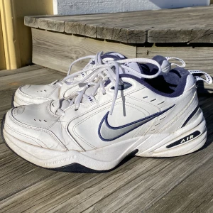 NIKE Air Monarch sneaker vit/blå skinn - Superskön vår-sneaker som passar perfekt till vardags! Skon är i stl 43 men är liten i storleken och skulle därför uppskatta den mer som en 42 ☺️💙💙