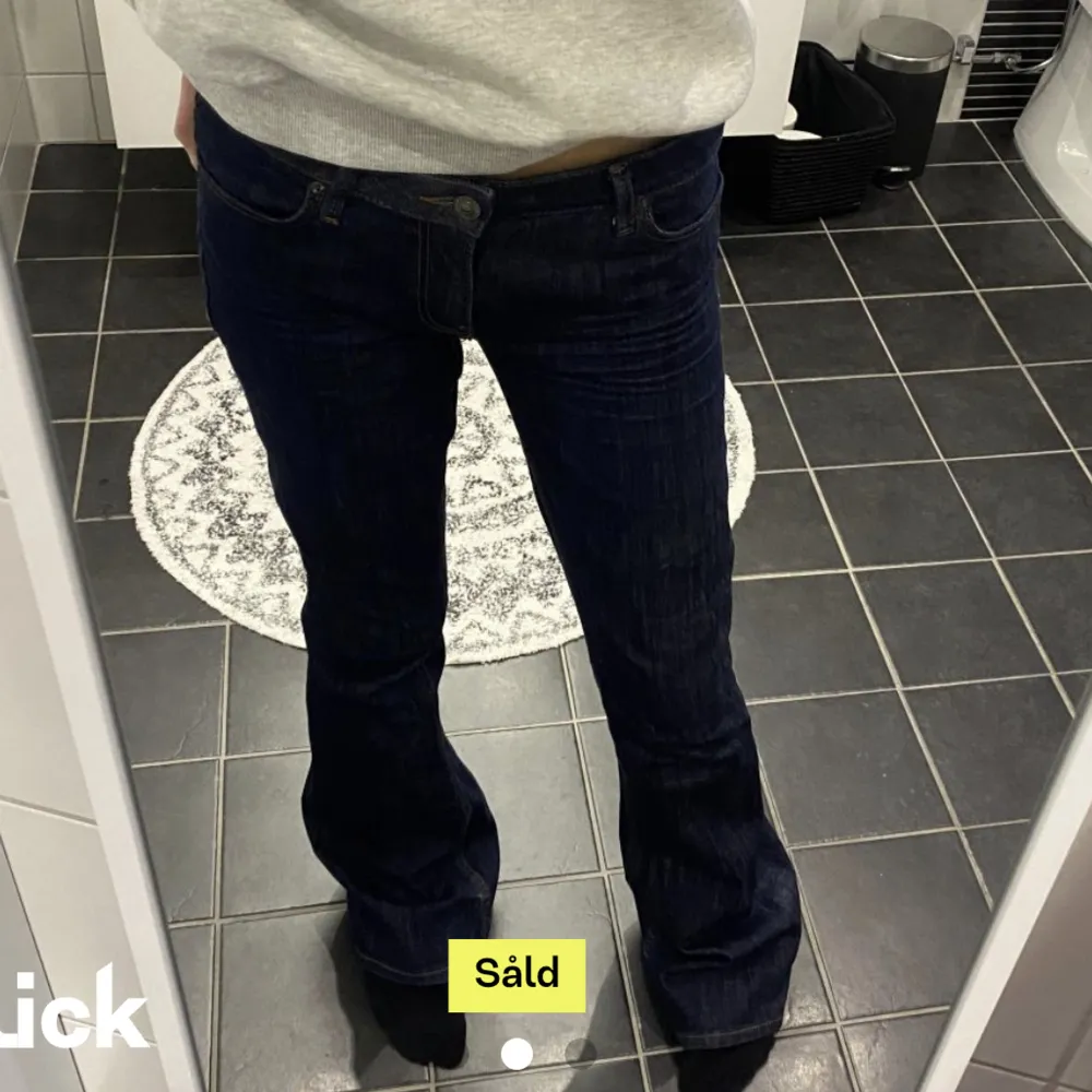 Supersnygga lågmidjade jeans, storlek 34/36. Säljer då dom inte riktigt passade mig, (lånade bilder) ❤️‍🔥❤️‍🔥. Jeans & Byxor.