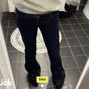 Supersnygga lågmidjade jeans, storlek 34/36. Säljer då dom inte riktigt passade mig, (lånade bilder) ❤️‍🔥❤️‍🔥