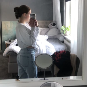 Raka jeans  - Dessa raka jeans köptes på Lindex och går inte att köpa mer! Är väldigt stretchiga och supersköna! Skulle säga att dom är midwaist. Nypris 499, pris kan diskuteras!