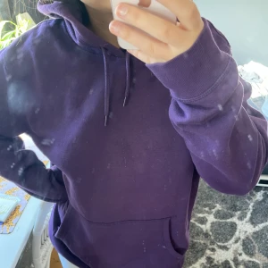 Lila hoodie  - Suuuper skön inuti, stor luva, oversized men använder aldrig 