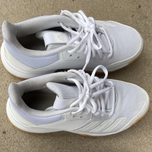 Adidas skor - Jätte fina skor. Använda några få gånger så helt nya