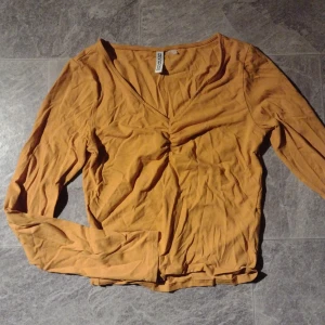 Tröja - Tajt orange/gul tröja från hm divided. Kommer inte till användning Strlk S