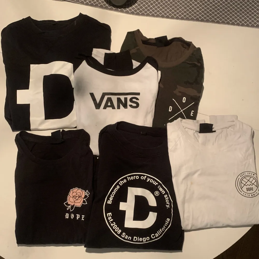 6st långärmade tröjor.  2 Dirtcült stl s  3 Dope stl 36 1 Vans stl S   350kr för alla 6, mycket fint skick på tröjorna, fina i trycket!. Säljer inte separat. . Hoodies.