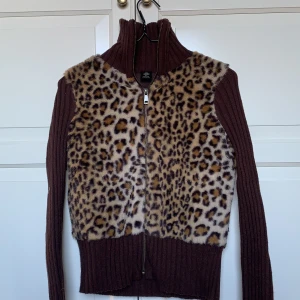 Kofta - Kofta från Urban outfitters med fuskpäls. Jättefint skick har bara använt den enstaka tillfällen. Storlek s, 180kr plus frakt💕