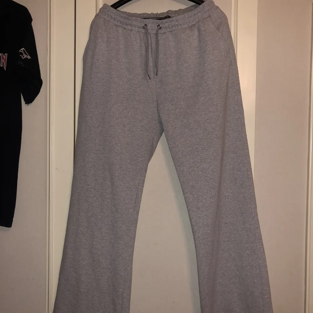 Jätte sköna baggy sweatpants köpta ifrån Zalando, obs dem är lite mer åt det feminina hållet i passformen 👍. Jeans & Byxor.