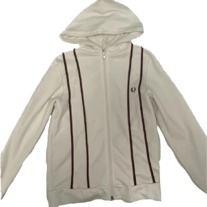 Fred Perry kofta - Skitsnygg kofta från Fred Perry som tyvärr är lite liten på mig. Har en liten fläck och något urtvättad på tyget i luvan  (se bild) 