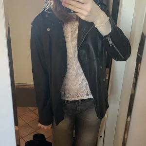 Skinnjacka - Skinnjacka köpt secondhand, liten sliten i nacken (fråga om bild), spårbar frakt 69kr💕