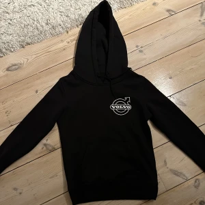 Volvo hoodie  - Säljer en Volvo hoodie i storlek s  Fint skick