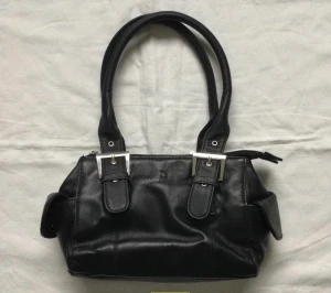 Y2k väska 💕 - Säljer nu min skitsnygga väska, har alldeles för många så denna kommer inte riktigt till användning.. skriv privat om ni har några frågor!💕