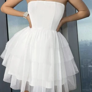 Super söt student klänning - Jätte söt tyll klänning med en korsett topp som jag tänkte ha på studenten men den var alldeles för liten för mig (drf jag inte har bilder mig med på den )