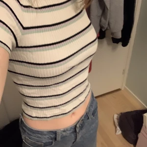 Randig tröja från hm - Sitter bra på, ribbat material. Säljer den för 25kr. 