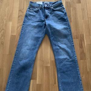 Säljer mina oanvända hope Jeans till ett riktigt schysst pris. Då storleken inte passade, de är i nytt skick och nypris ligger på ca 1200 kr. Köpare står för frakt! 