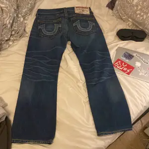 True Religion jeans i perfekt skick i modellen bobby big T! Bara prövat en gång. Pm för frågor eller fler bilder😀Pris går att diskutera
