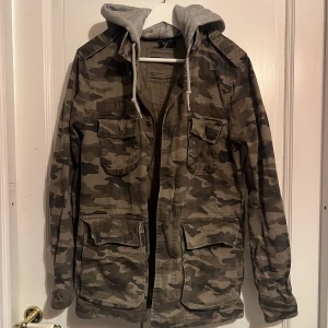 Camouflage jeans jacka  - Camouflage jeans jacka med grå luva , vänligt bra skick💖  stolek xs/s 