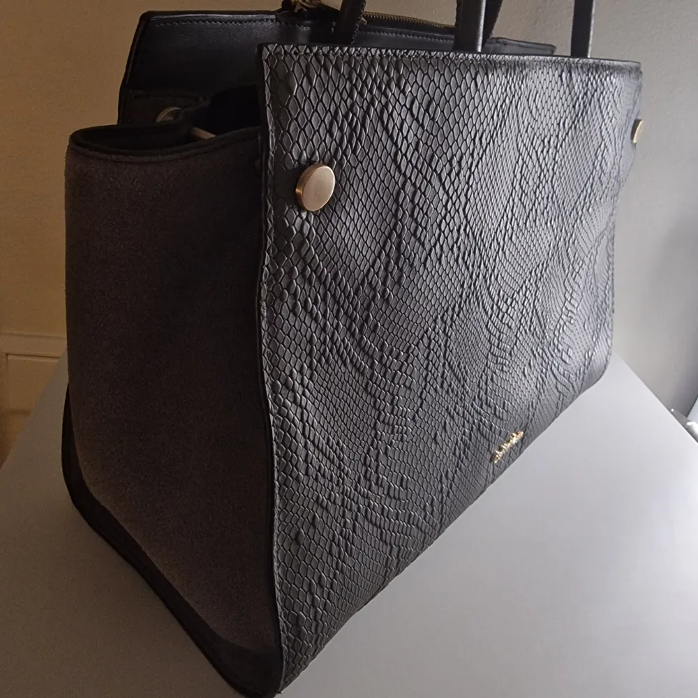 Stylish mönstrad handväska från Calvin Klein 
