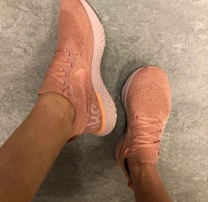 Nike skor  - Nike skor i storlek 37,5! I jätte fint skick, knappt använda! Köpta för 1600 säljer för 200kr! 