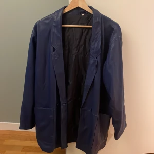 Skinnjacka - Vintage skinnjacka, säljes pga för stor för mig. Väldigt fint skick. Passar s/m för lite oversize passform. 