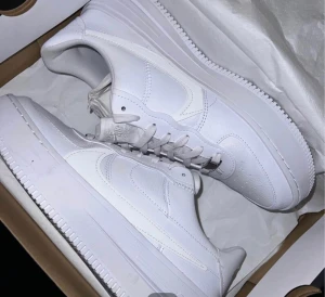 Nike Air Force 1 PLT.AF.ORM - Vita Nike Airforce Helt Nyka (oanvändk)!